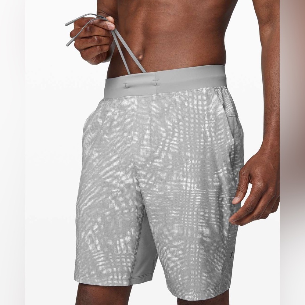 Lululemon T.H.E. Short 9" *Linerless in Illusion White Light Cast Size: Small